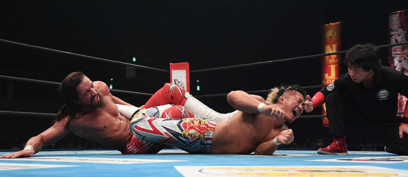新日本プロレス福岡大会　棚橋弘至の足を絞め上げるジェイ・ホワイト（左）（新日本プロレス提供）