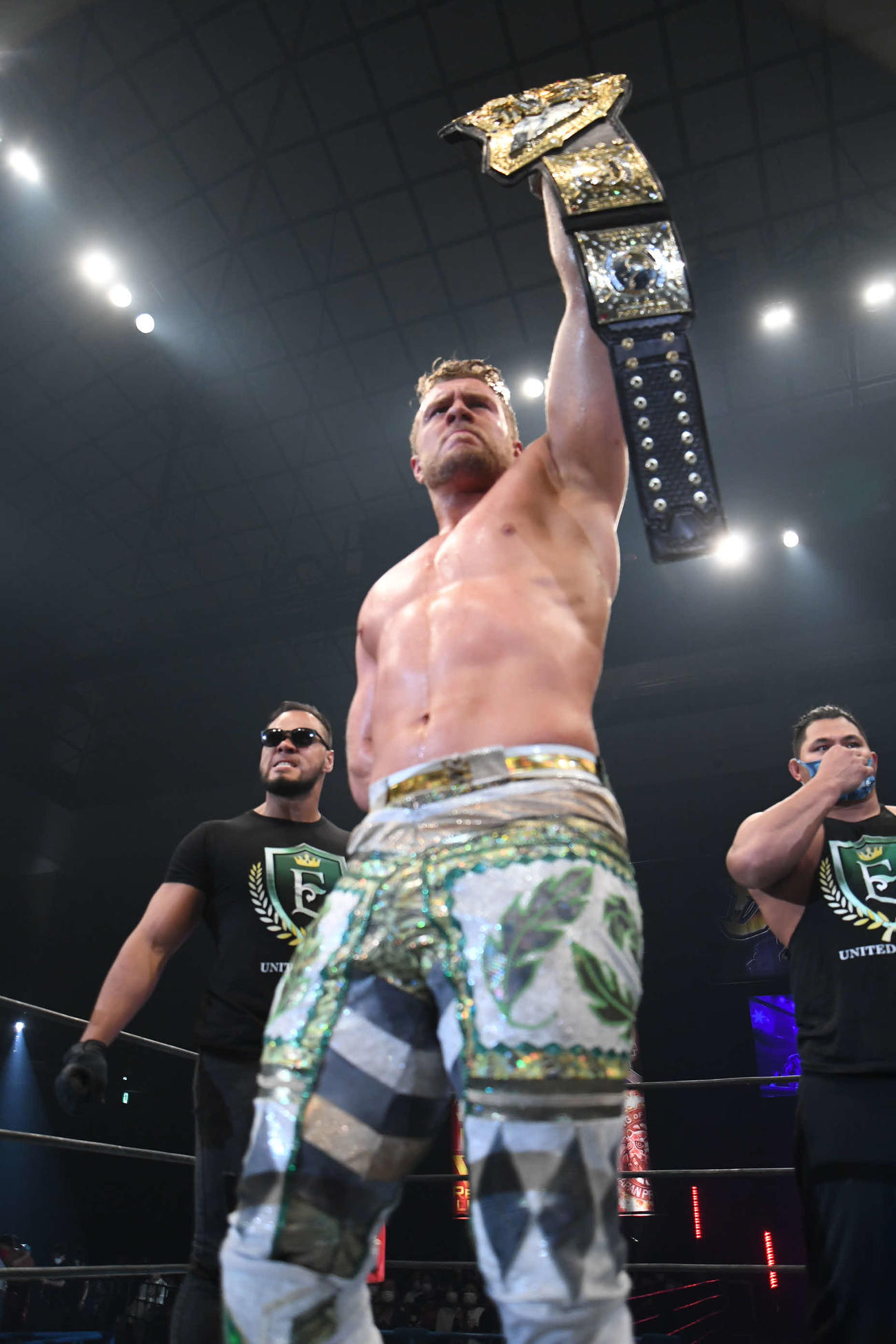 新日本プロレス福岡大会　IWGP世界ヘビー級の初防衛に成功し、ベルトを掲げるウィル・オスプレイ（新日本プロレス提供）