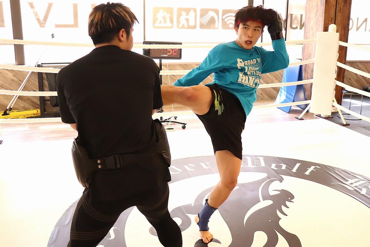 同門の先輩、小沢（左）の持つミットに強烈な右ミドルキックを放った松本(C)K－1