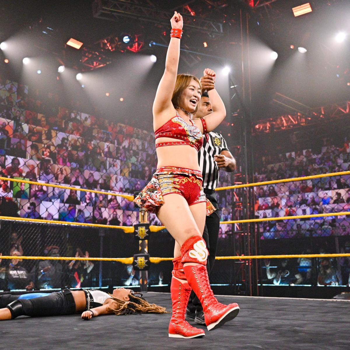 勝ち名乗りを受けるサレイ（C）2021 WWE, Inc. All Rights Reserved.」
