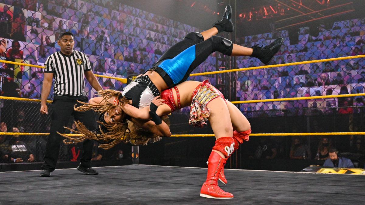 ラミエ（上）を裏投げで仕留めたサレイ（C）2021 WWE, Inc. All Rights Reserved.」