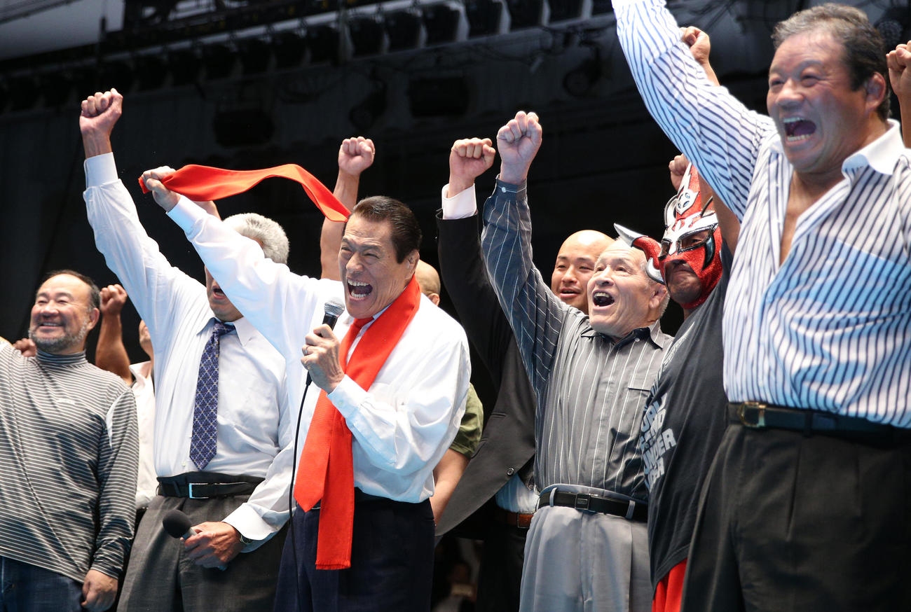 19年4月、恒例の「ダーッ！」を決める、左から越中詩郎、坂口征二氏、アントニオ猪木氏、長井満也、北沢幹之氏、獣神サンダー・ライガー、藤波辰爾