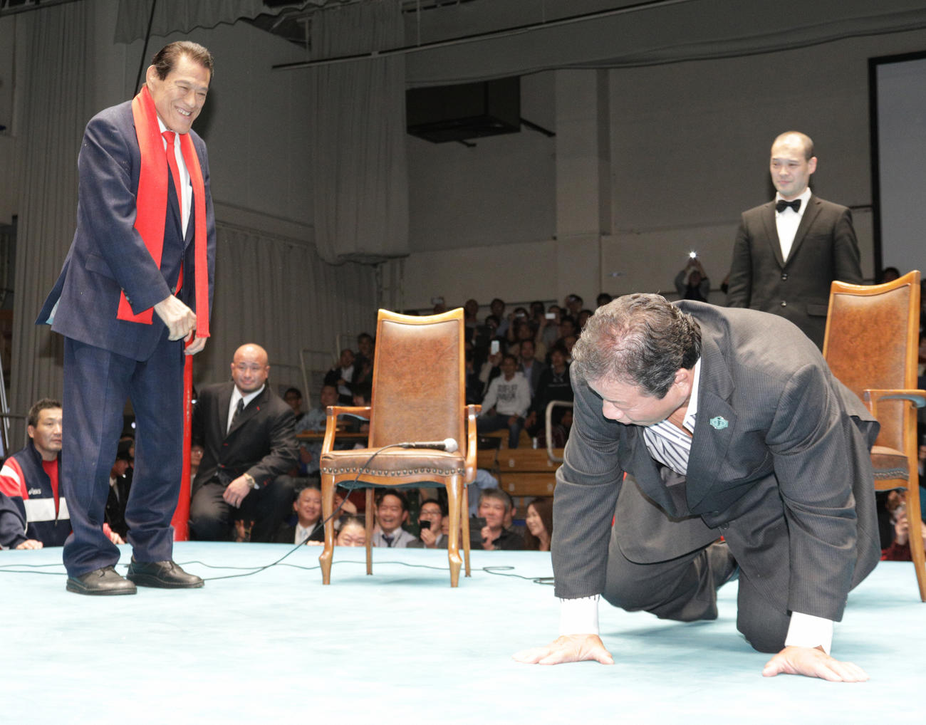 藤波辰爾（右）に闘魂注入したアントニオ猪木（2019年4月26日撮影）