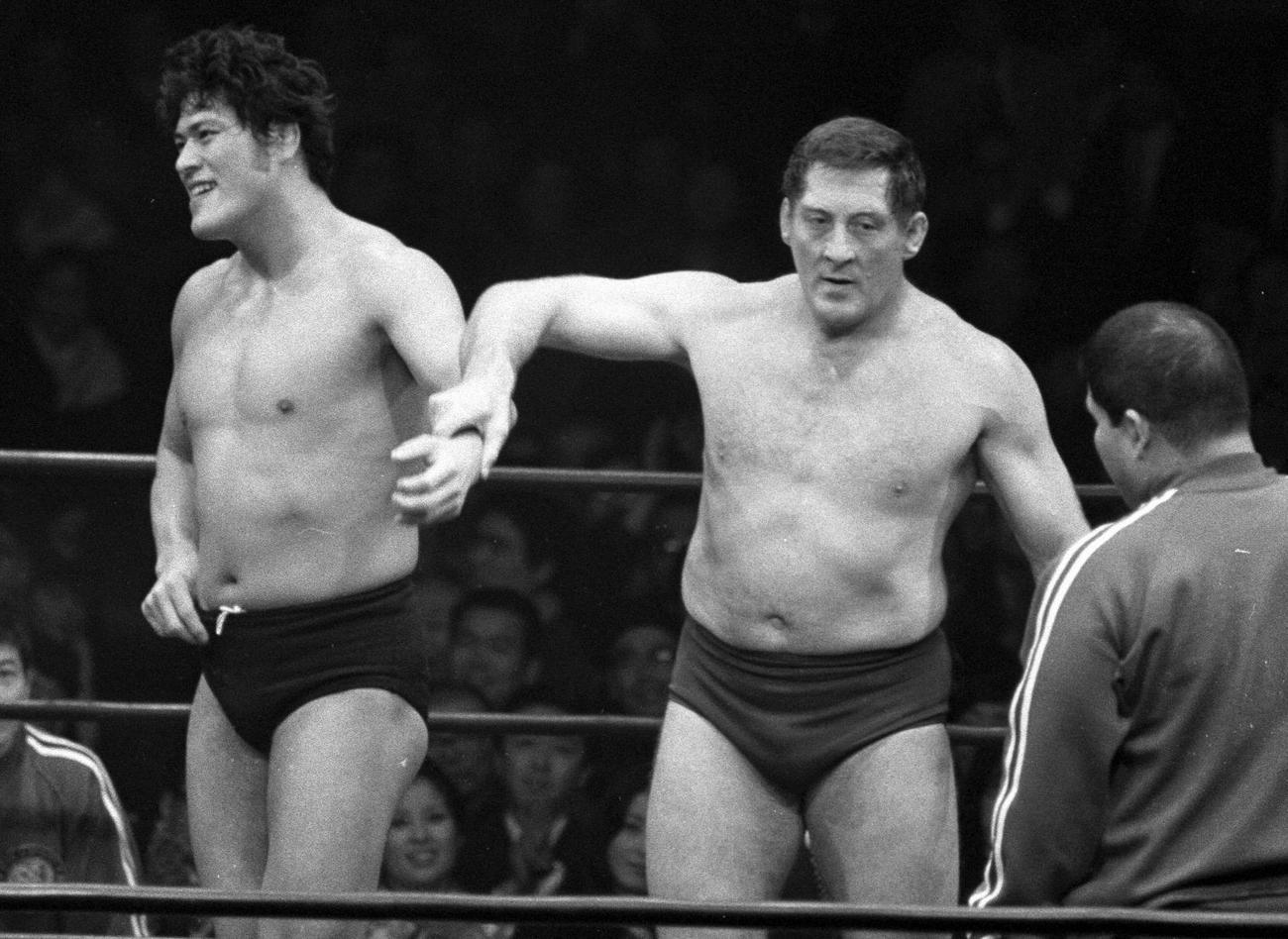 新日本プロレス旗揚げ戦でカール・ゴッチさん（中央）に手を上げられるアントニオ猪木（1972年3月6日撮影）