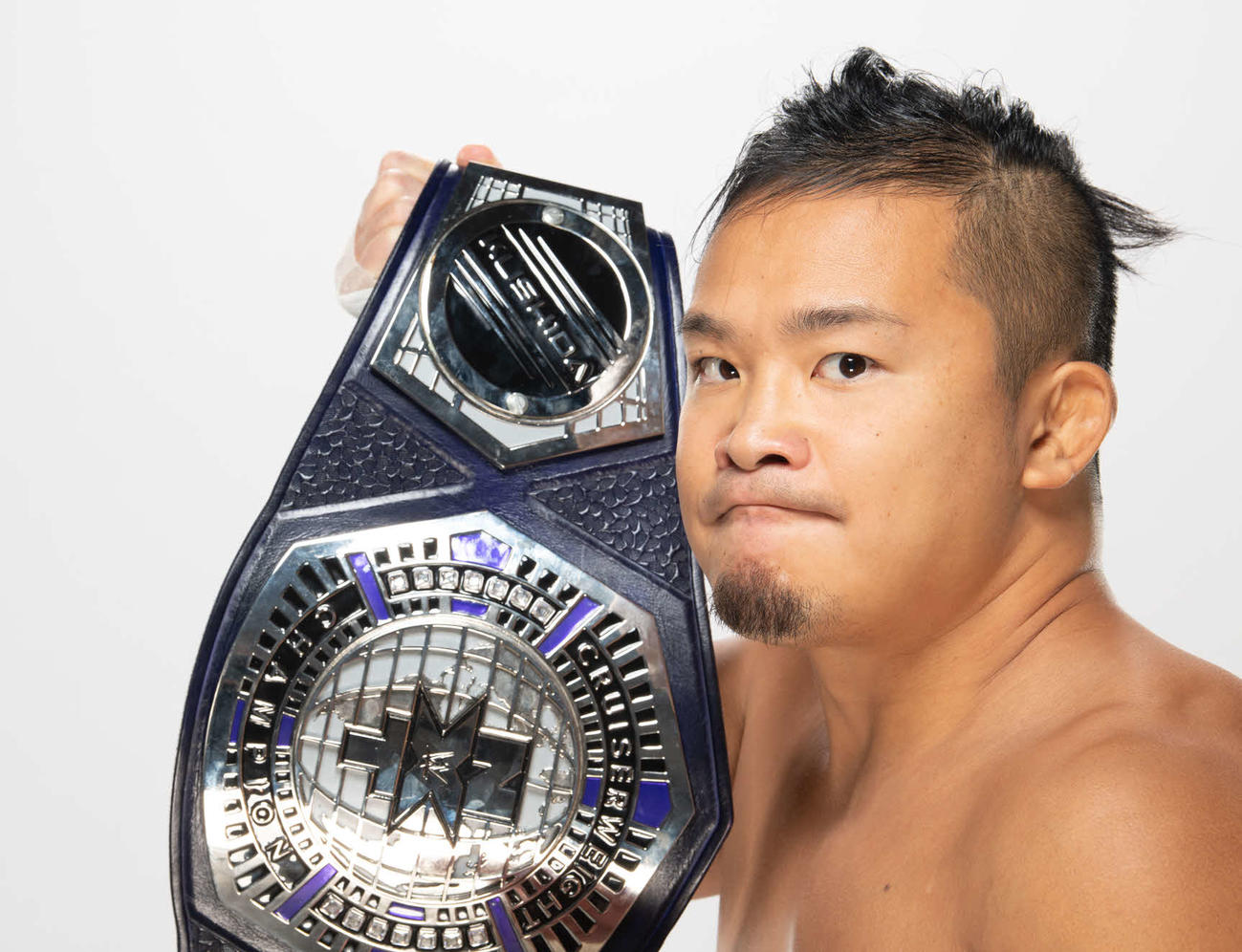NXTクルーザー級王座ベルトに刻まれた自身の名前を誇示する同級王者KUSHIDA（C）2021　WWE，Inc.　All　Rights　Reserved.