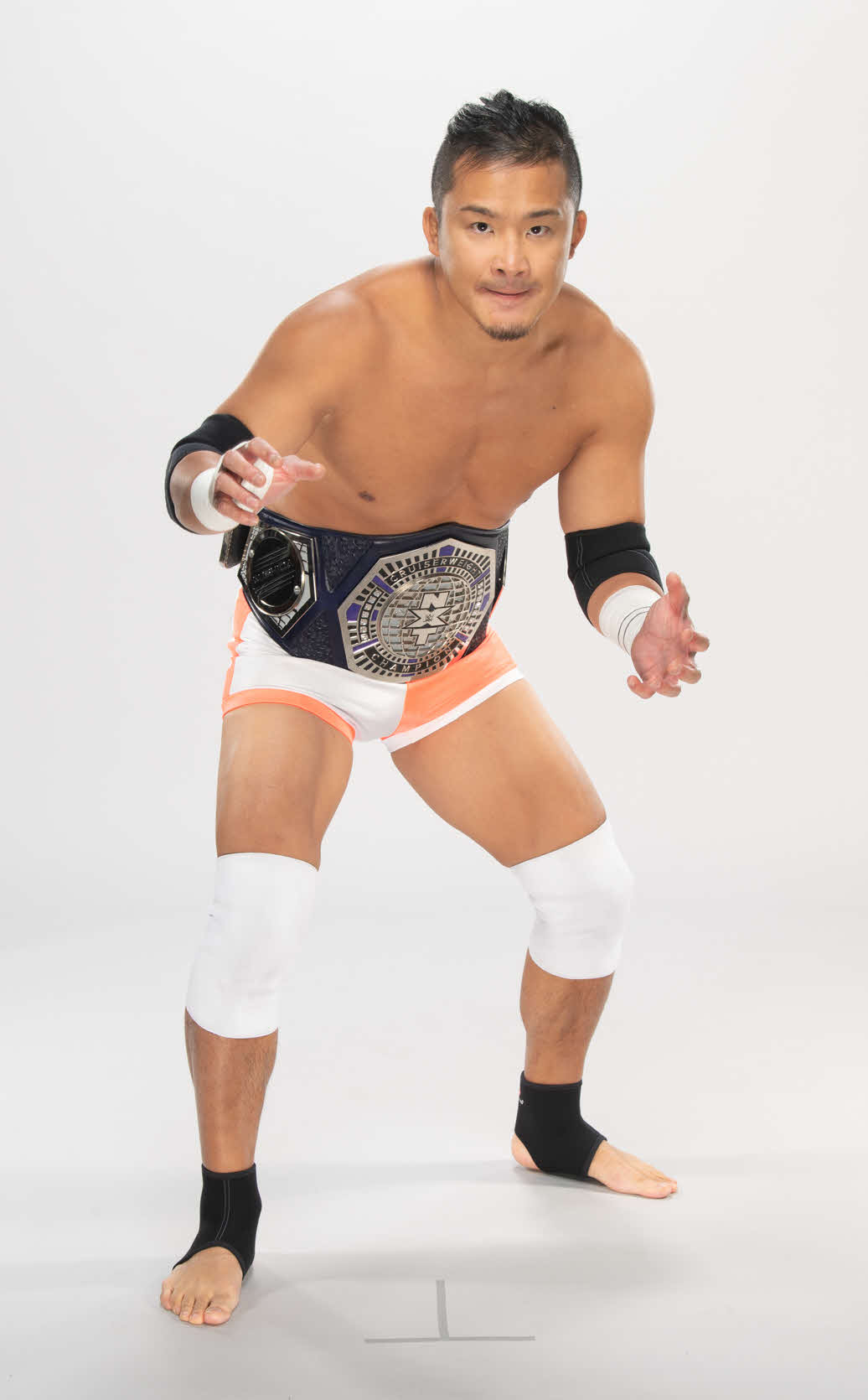 NXTクルーザー級王座ベルトを巻き、ポーズを取るKUSHIDA（C）2021　WWE，Inc.　All　Rights　Reserved.