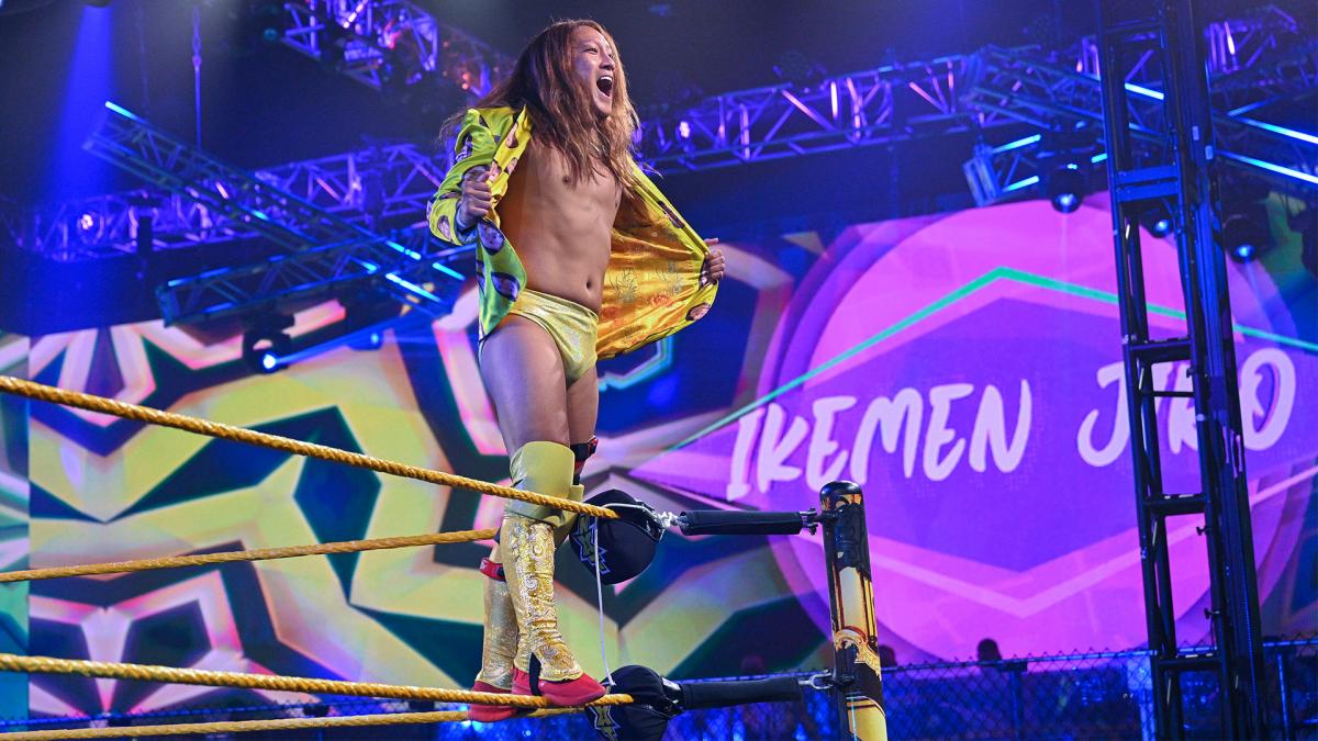 コーナーにのぼり、ジャケット姿で見得をきるイケメン二郎（C）2021 WWE, Inc. All Rights Reserved.