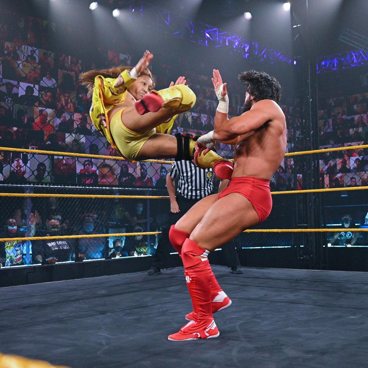 ニース（右）にピンポイントキックを浴びせたイケメン二郎（C）2021 WWE, Inc. All Rights Reserved.
