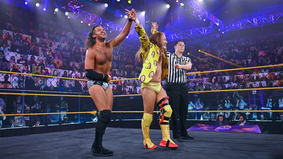 コンビを組んだグレイ（左端）とともに勝ち名乗りを受けたイケメン二郎（中央）（C）2021 WWE, Inc. All Rights Reserved.