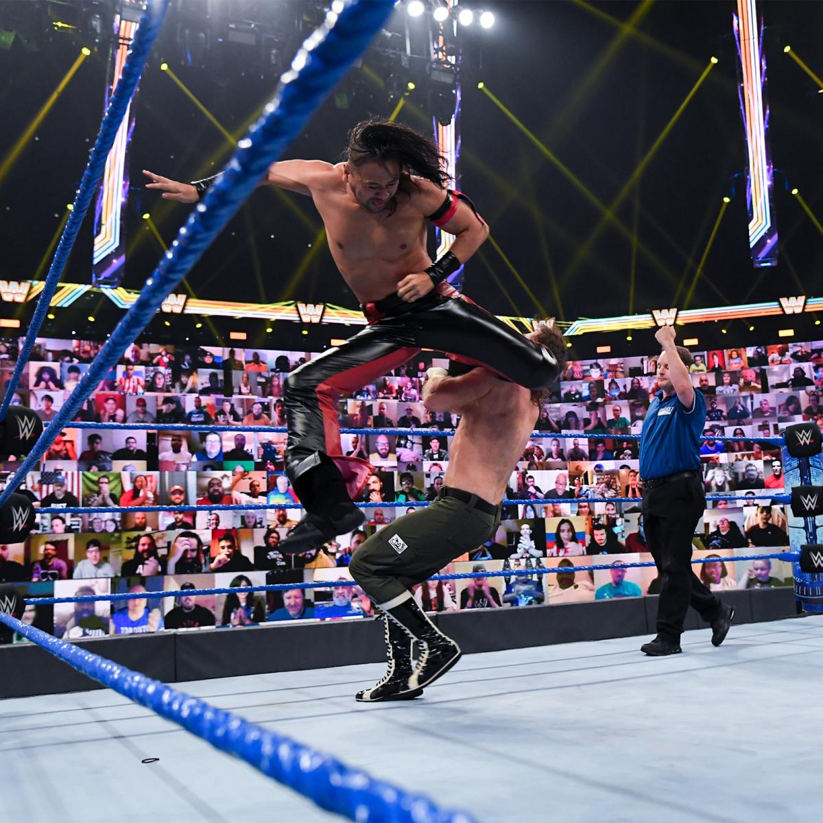 ゼイン（右）にキンシャサをたたきこんだ中邑（Ｃ）2021 WWE, Inc. All Rights Reserved.