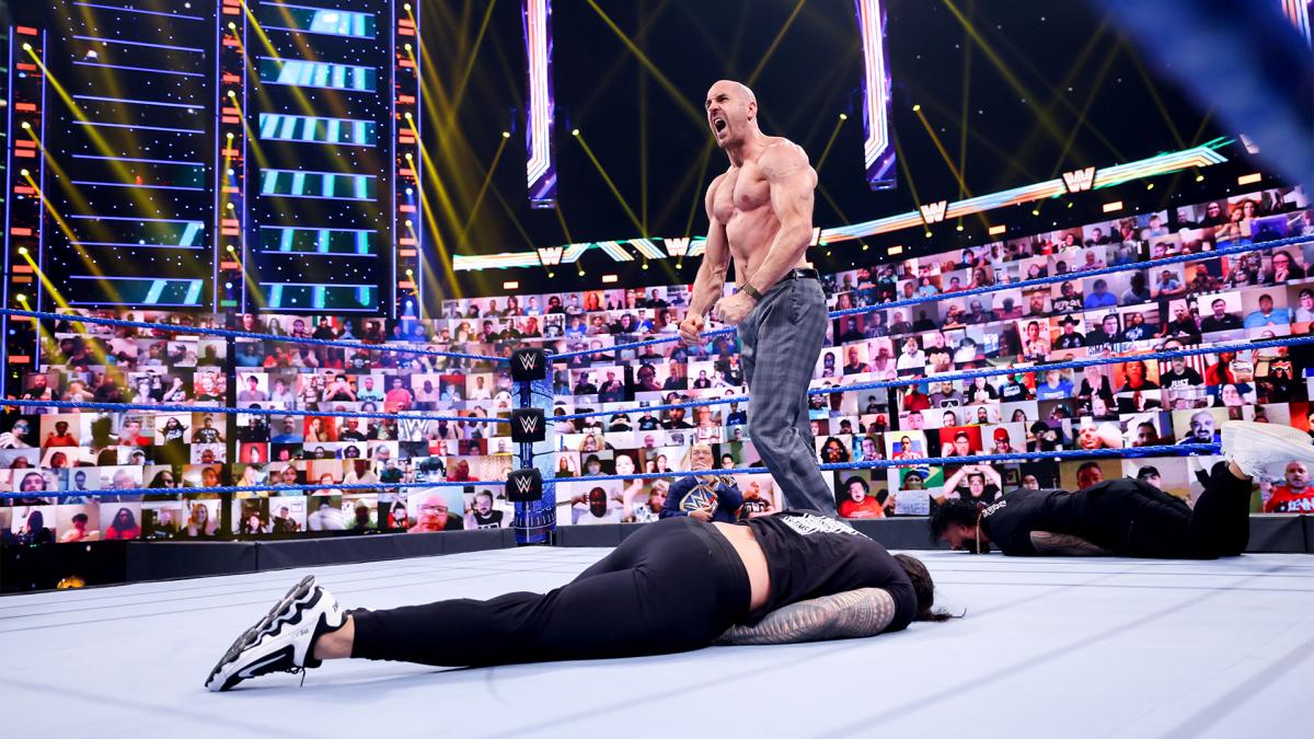 大会エンディングでWWEユニバーサル王者レインズ（手前）らを撃退したセザーロ（Ｃ）2021 WWE, Inc. All Rights Reserved.