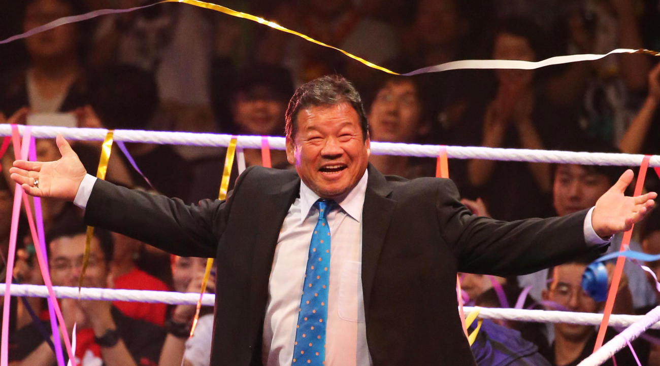 WWEに殿堂入りしリング上であいさつする藤波辰爾（2015年7月3日撮影）