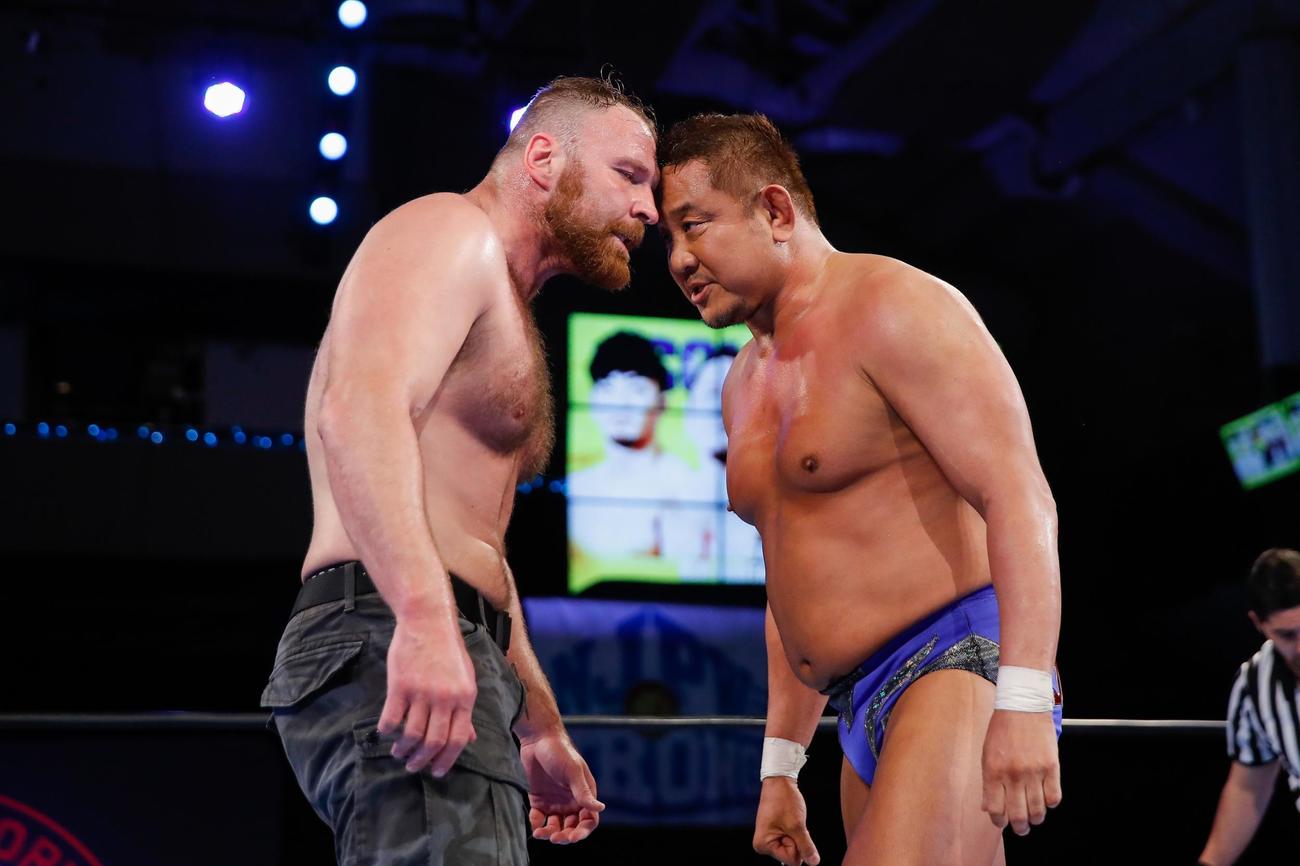 NJPWストロング　試合後、ジョン・モクスリー（左）とにらみ合う永田裕志（新日本プロレス提供）
