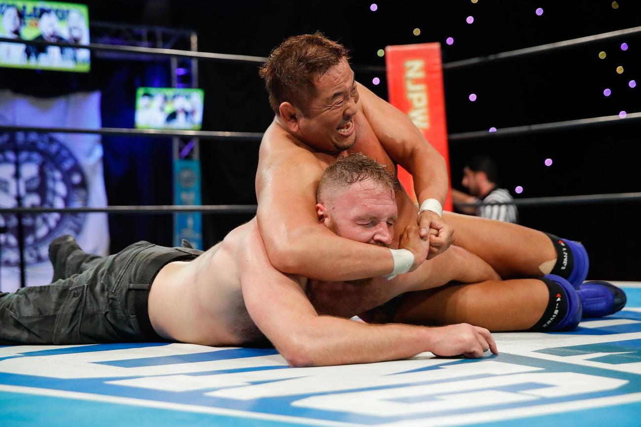 NJPWストロング　ジョン・モクスリーにナガタロック2を決める永田裕志（新日本プロレス提供）