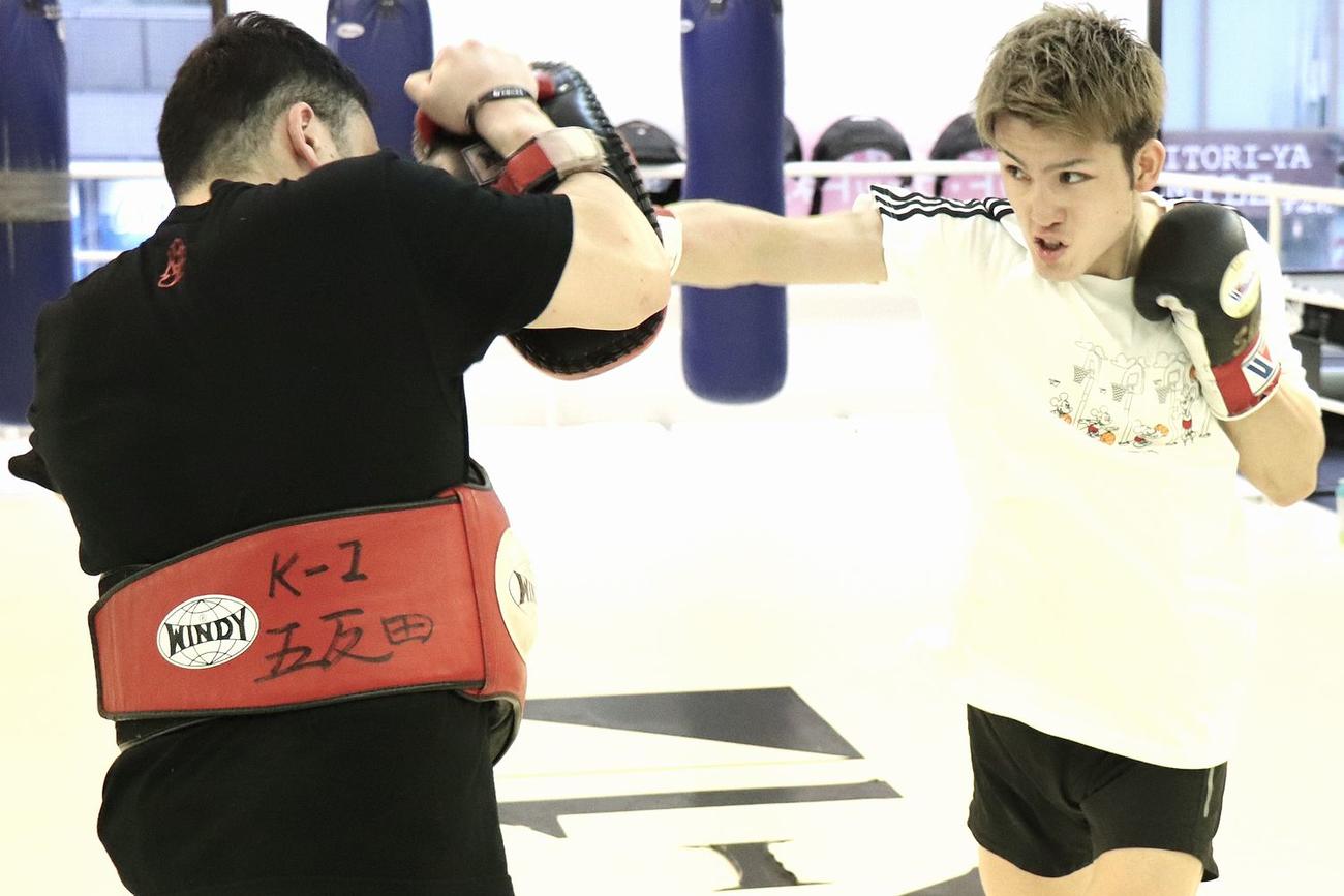 ミット打ちで強烈な右ストレートを放った玖村（右）(C)K－1