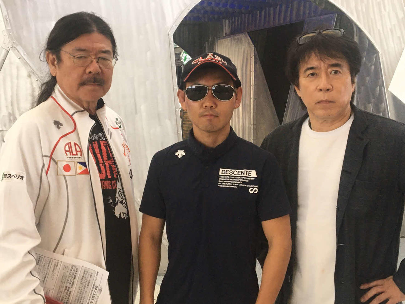 2階級制覇ならず帰国の途についた高山（中央）（高山陣営提供）