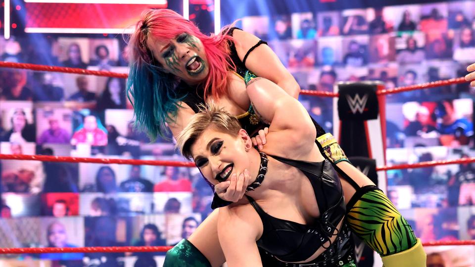 ロウ女子王者リプリー（手前）を絞めるアスカ（C）2021 WWE, Inc. All Rights Reserved.