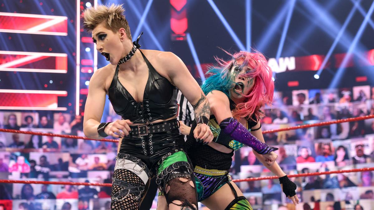 ロウ女子王者リプリー（左）を打撃で攻め込むアスカ（C）2021 WWE, Inc. All Rights Reserved.