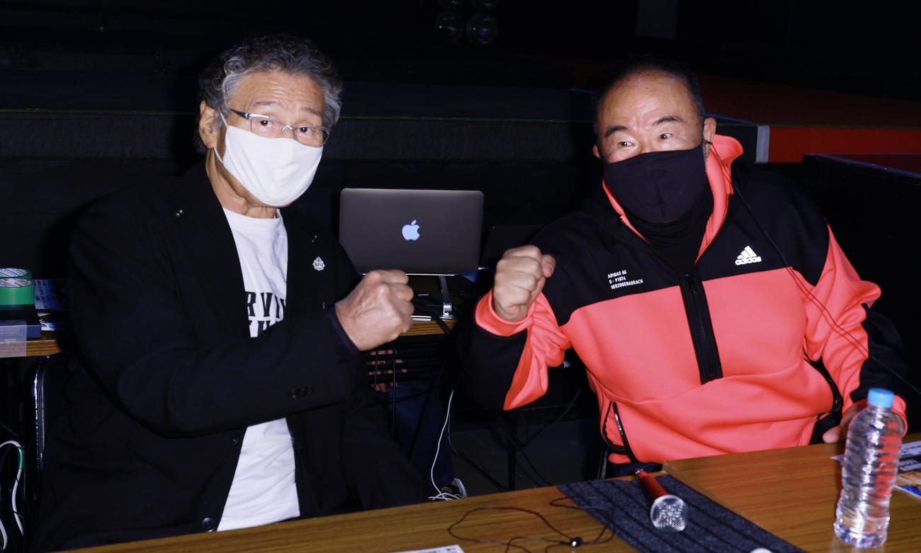 解説者席で越中詩郎（右）とポーズを決める天龍源一郎（撮影・中島郁夫）