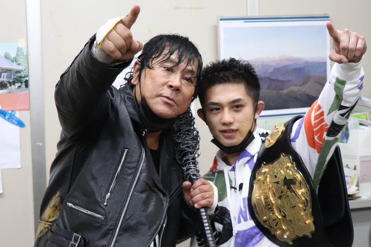 あこがれの大仁田（左）と初対面したKrushバンタム級王者壬生狼(C)K－1