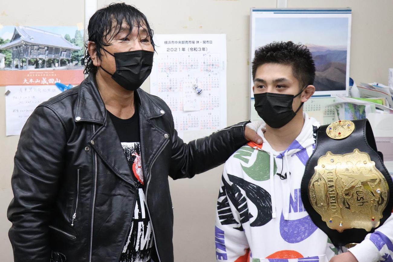 あこがれの大仁田（左）にK－1バンタム級日本最強決定トーナメントに向けて激励を受けたKrush同級王者壬生狼(C)K－1