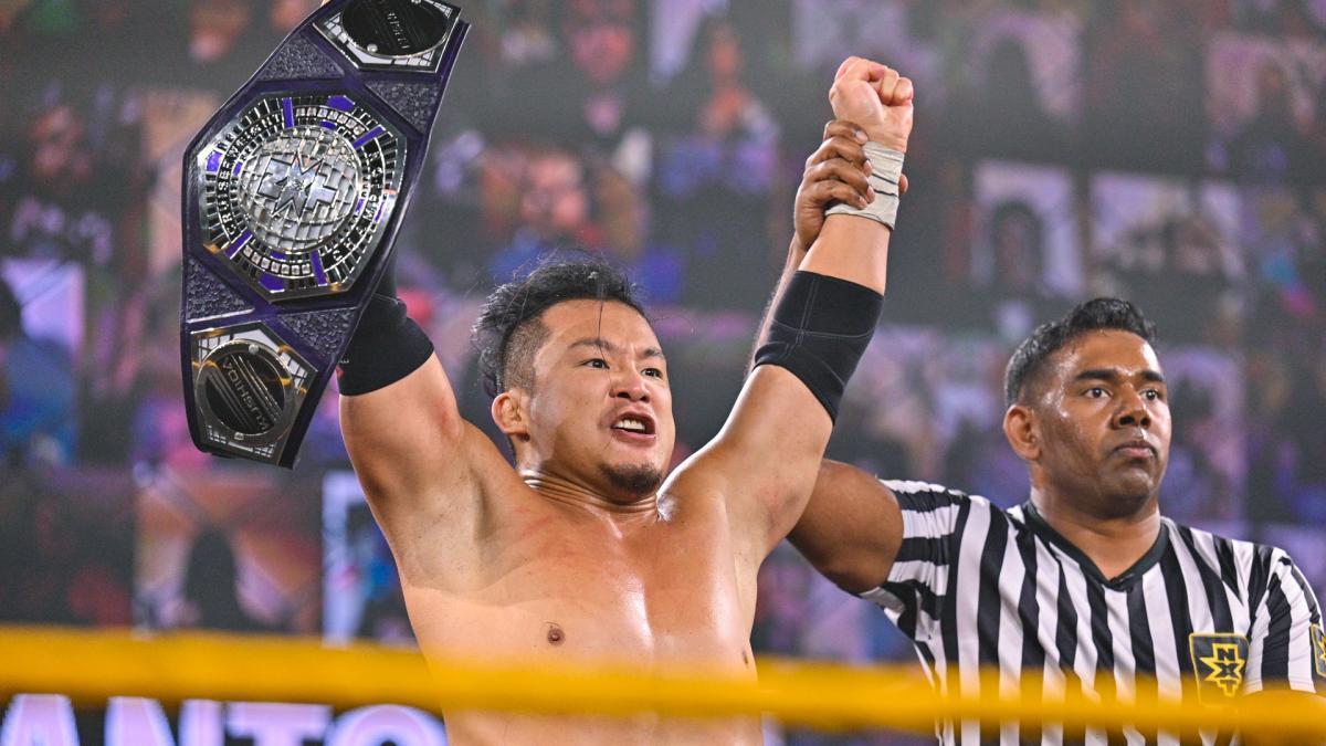 NXTクルーザー級王座ベルトを掲げ、勝ち名乗りを受けた王者KUSHIDA（左）（Ｃ）2021 WWE, Inc. All Rights Reserved.