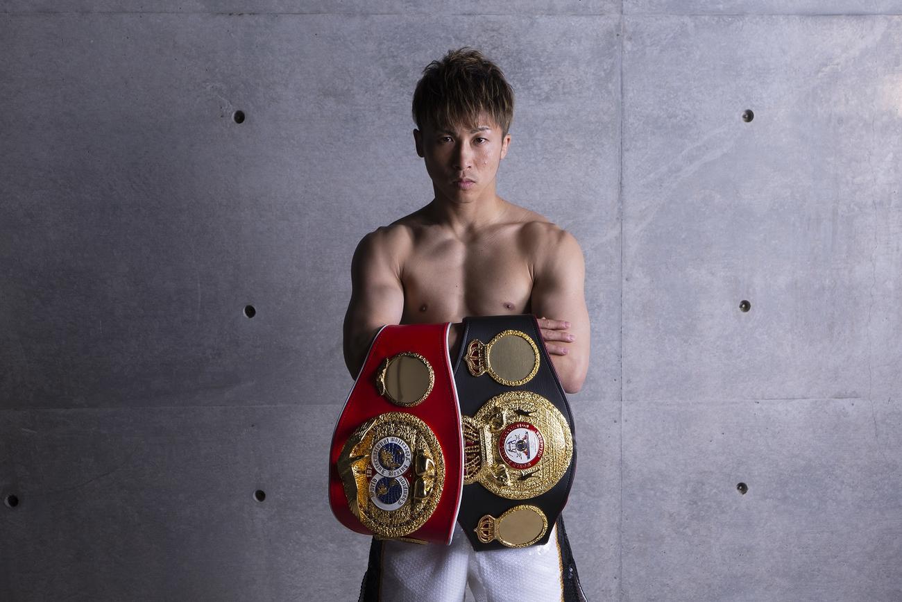 2本のベルトを手にするWBAスーパー、IBF世界バンタム級王者井上尚弥（提供：WOWOW）