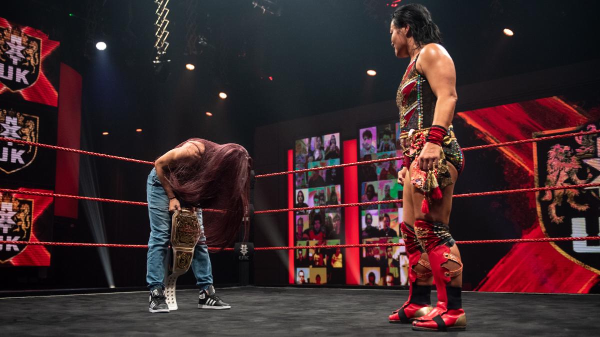 NXT UK女子王者レイ（左）に敬意を表され、一礼された里村だが…（C）2021 WWE, Inc. All Rights Reserved.