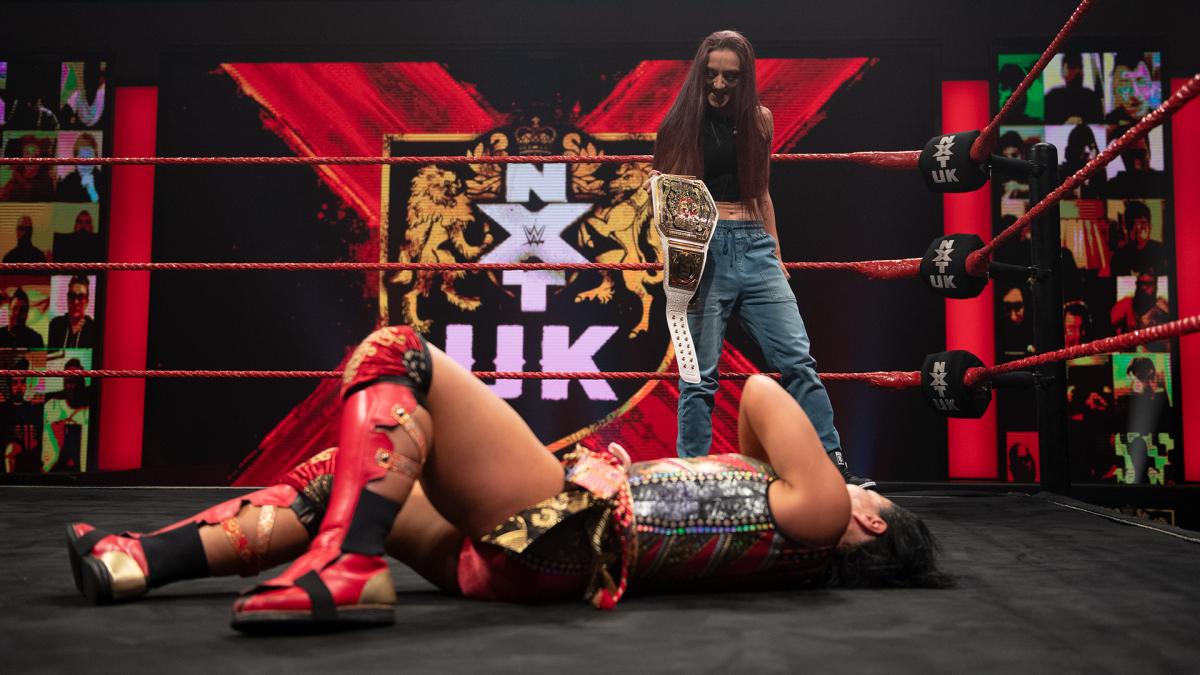 NXT UK女子王者レイ（奥）のスーパーキックを浴びて倒れる里村（C）2021 WWE, Inc. All Rights Reserved.