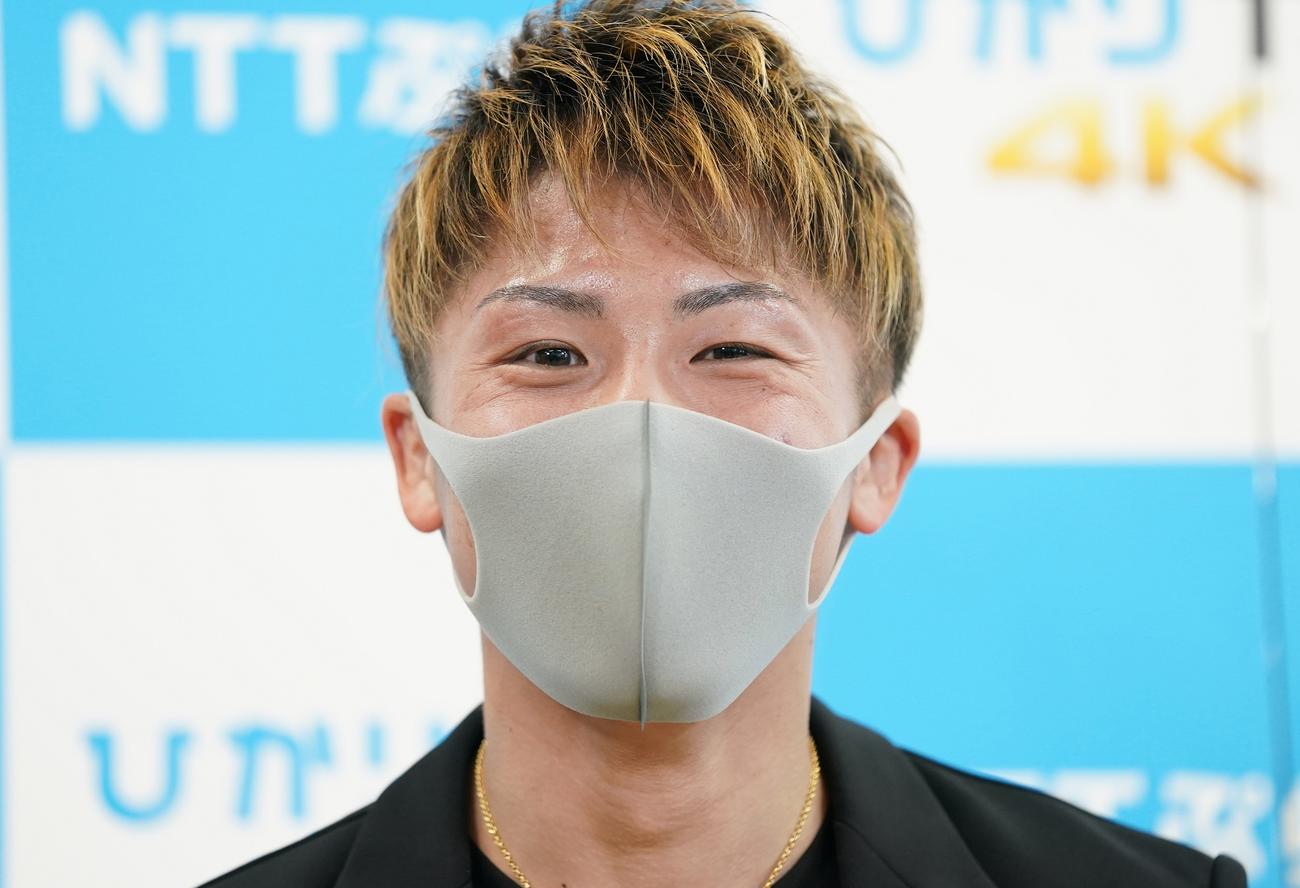 6月19日のラスベガス連続防衛戦の会見で笑顔をみせるWBAスーパー、IBF世界バンタム級王者井上（大橋ジム提供）