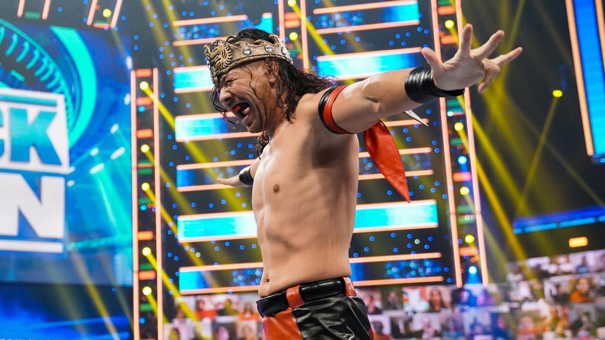 コービンから強奪したキングの王冠を装着した中邑（Ｃ）2021 WWE, Inc. All Rights Reserved.
