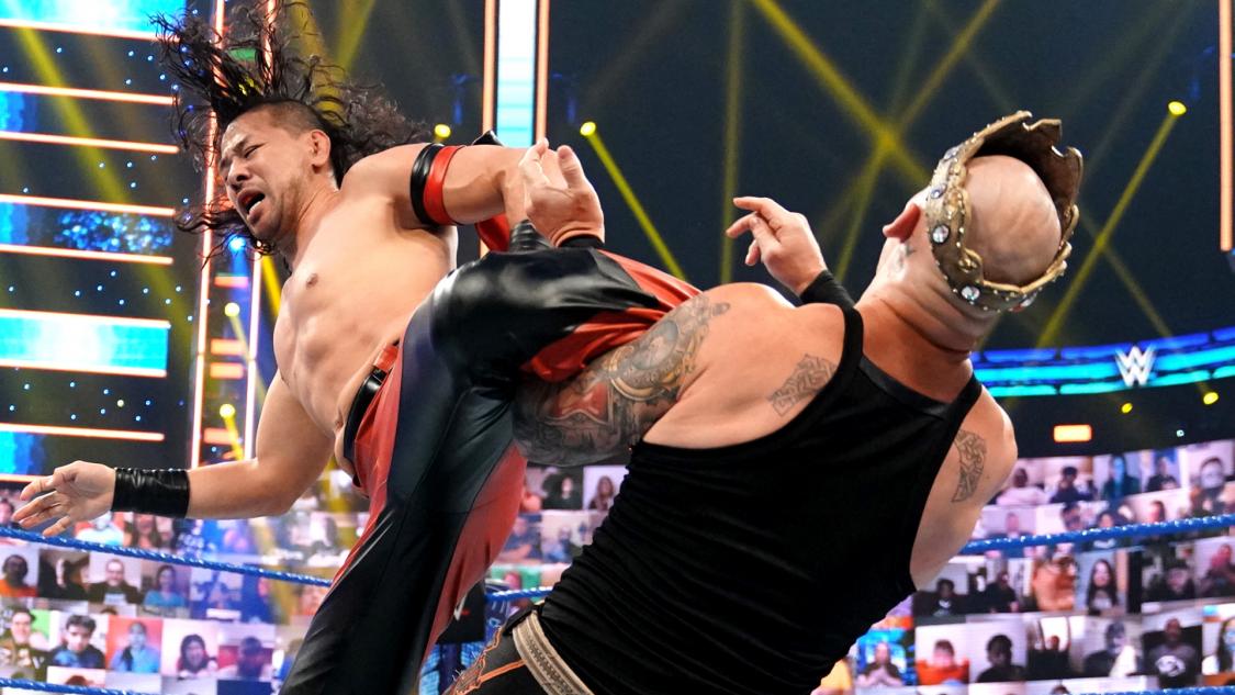 試合終了後、王冠を被ったコービン（右）にキンシャサを成功させた中邑（Ｃ）2021 WWE, Inc. All Rights Reserved.