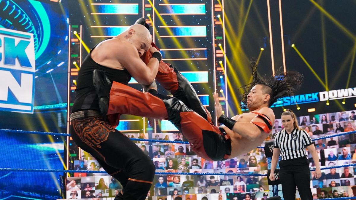 コービン（左）にスピンキックを放った中邑（Ｃ）2021 WWE, Inc. All Rights Reserved.