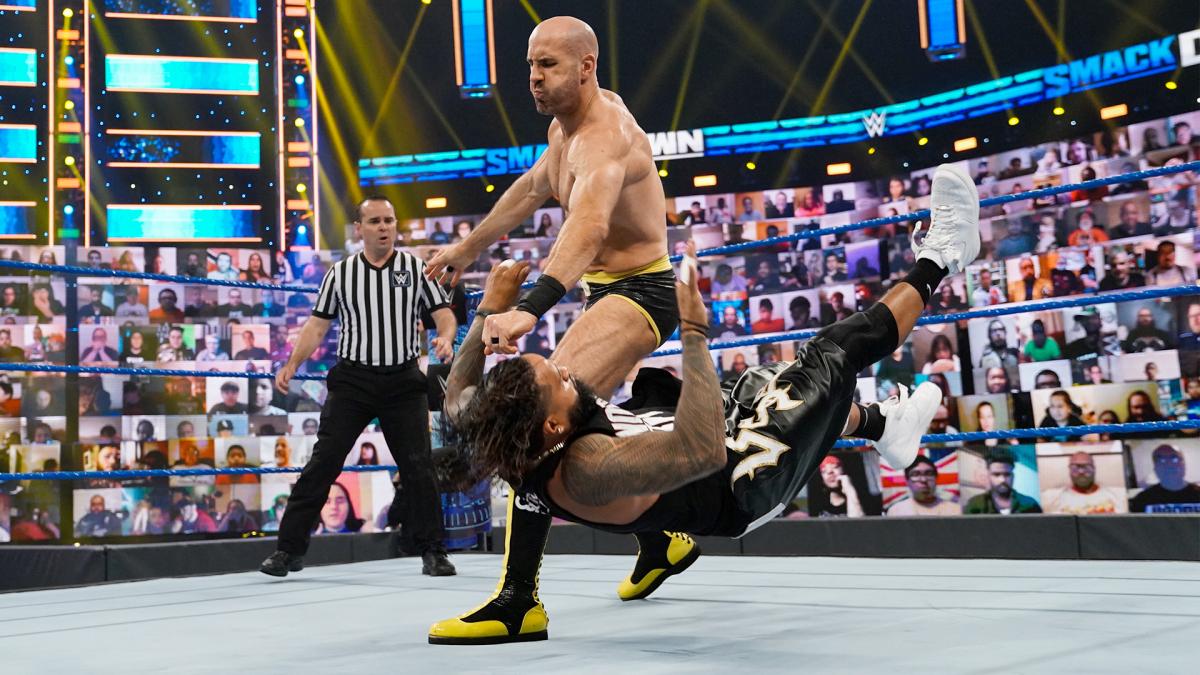 ジミー・ウーソ（右）と白熱の攻防を繰り広げたセザーロ（Ｃ）2021 WWE, Inc. All Rights Reserved.