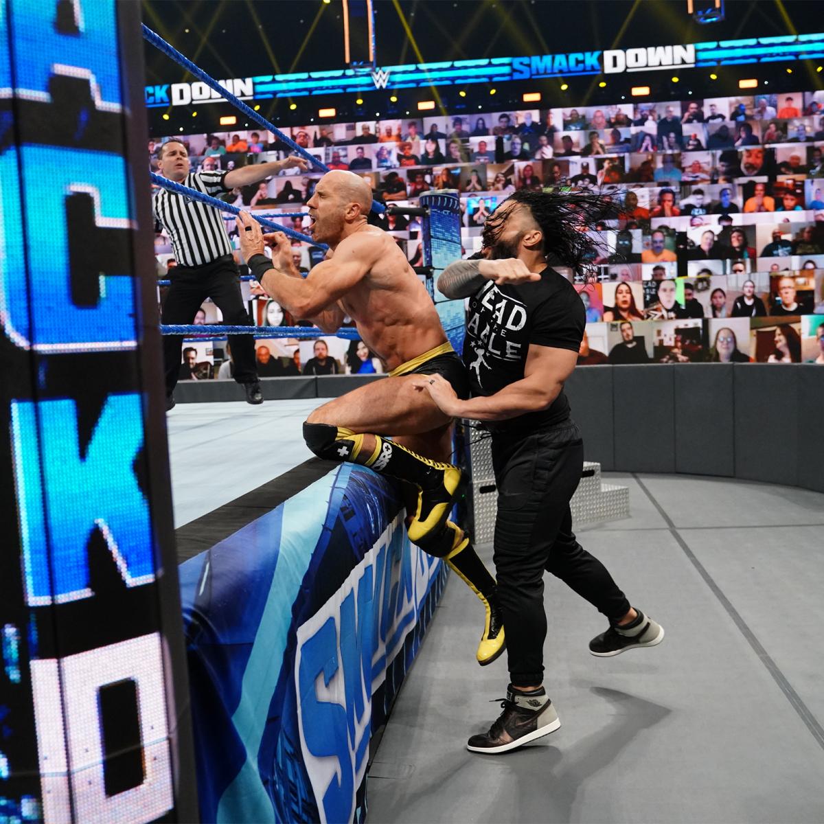 乱入したWWEユニバーサル王者レインズ（右）に襲撃されたセザーロ（Ｃ）2021 WWE, Inc. All Rights Reserved.