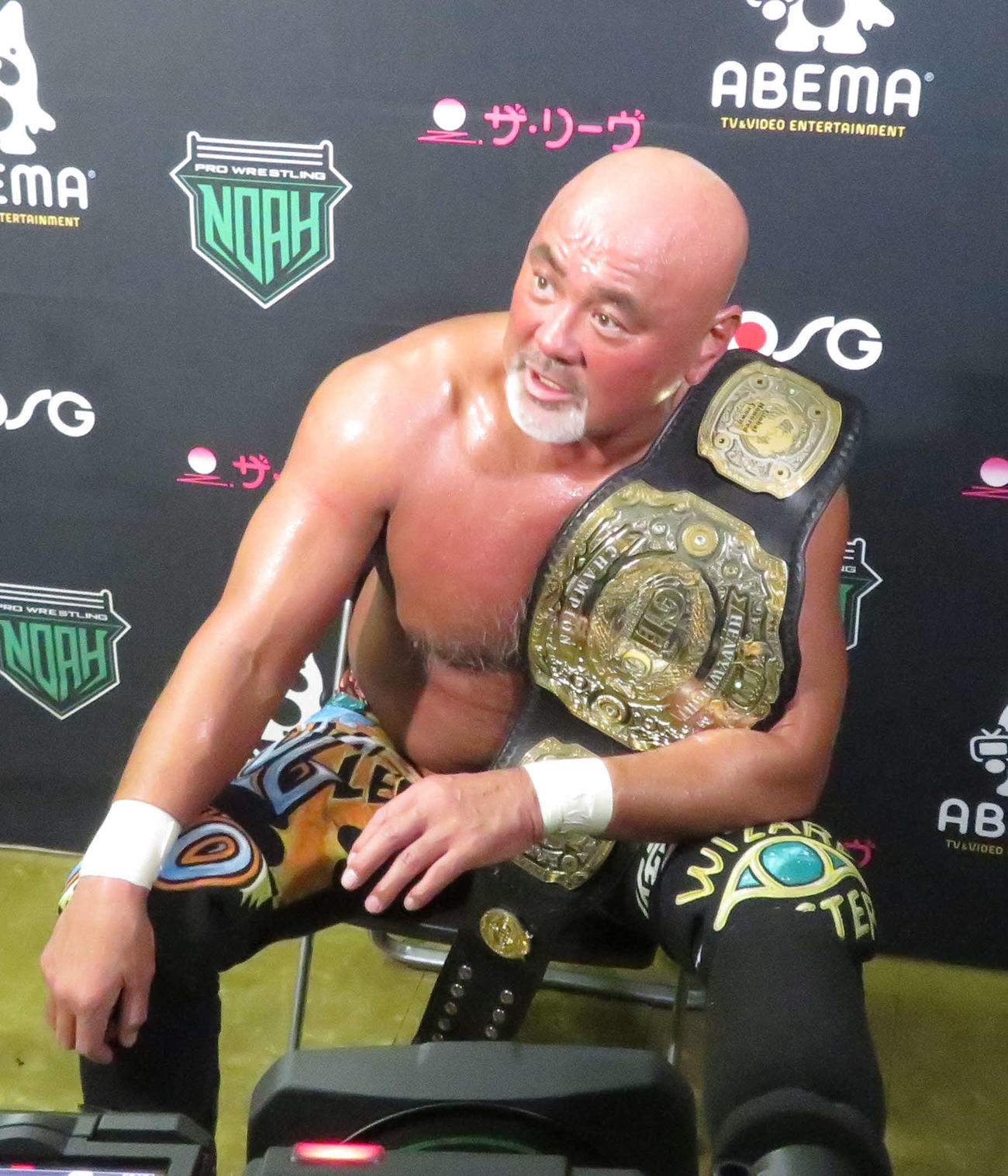 プロレスリング・ノア後楽園大会　丸藤との前哨戦に勝利し、バックステージで取材に応じる武藤敬司（撮影・松熊洋介）