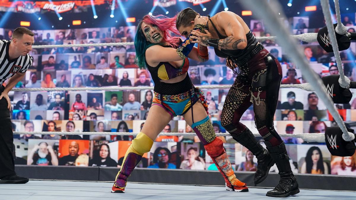 ロウ女子王者リプリー（右）と激しい攻防を繰り広げたアスカ（C）2021 WWE, Inc. All Rights Reserved.