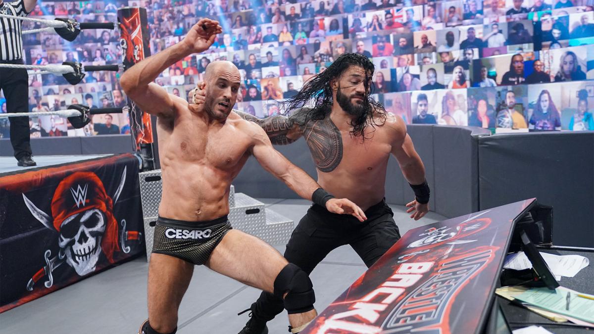 解説席にセザーロ（左）をたたきつけたWWEユニバーサル王者レインズ（C）2021 WWE, Inc. All Rights Reserved.
