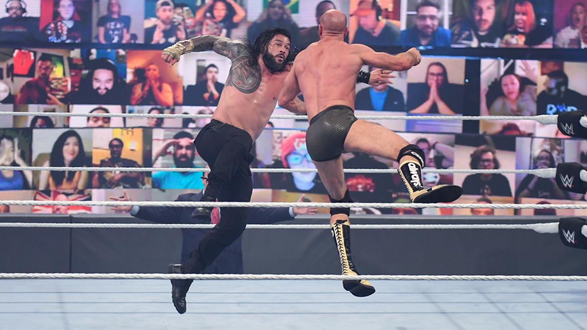 セザーロ（右）にスーパーマンパンチを狙うWWEユニバーサル王者レインズ（C）2021 WWE, Inc. All Rights Reserved.