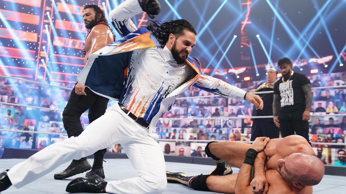 ロリンズ（左）の襲撃を受けたセザーロ（C）2021 WWE, Inc. All Rights Reserved.