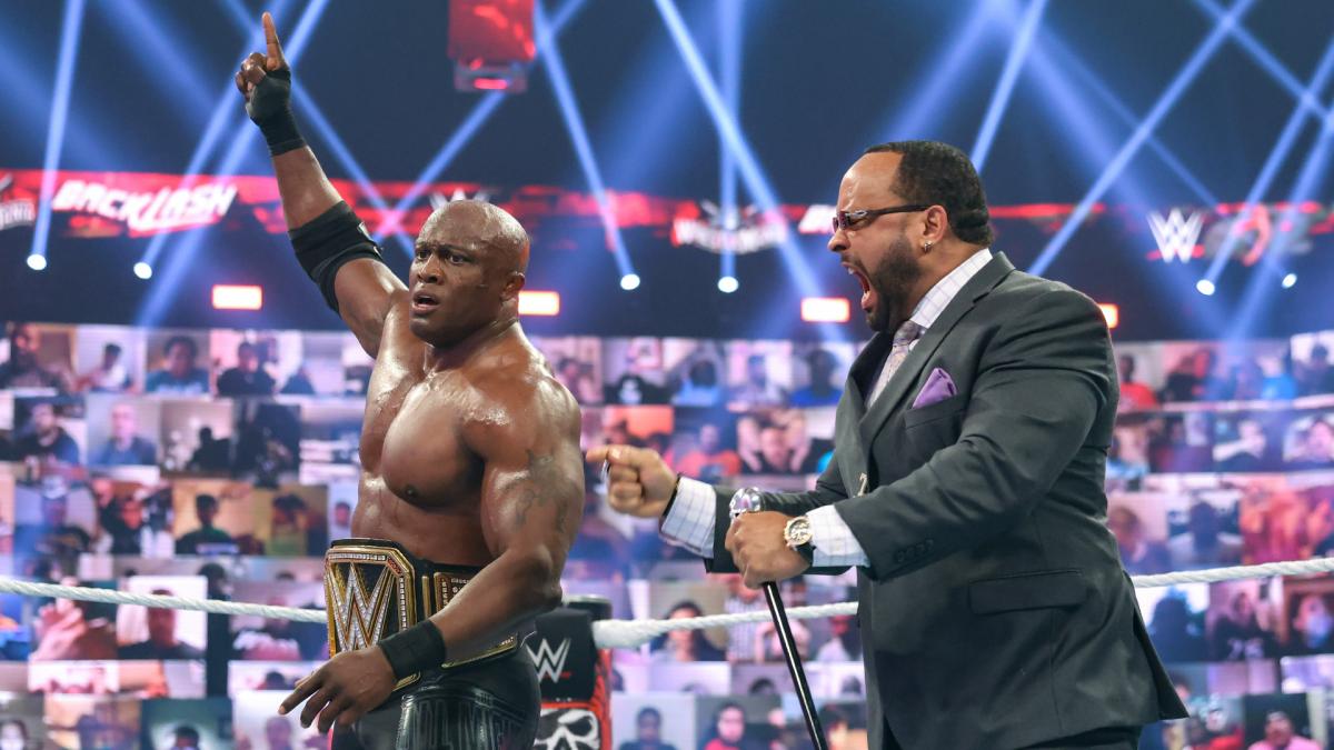 盟友MVP（右）とともにリング上で王座防衛を喜んだWWEヘビー級王者ラシュリー（C）WWE, Inc. All Rights Reserved.