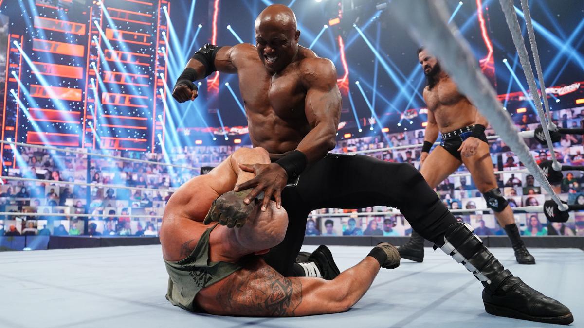 倒れたストローマン（下）を殴りつけたWWEヘビー級王者ラシュリー（中央）。右奥はマッキンタイア（C）WWE, Inc. All Rights Reserved.
