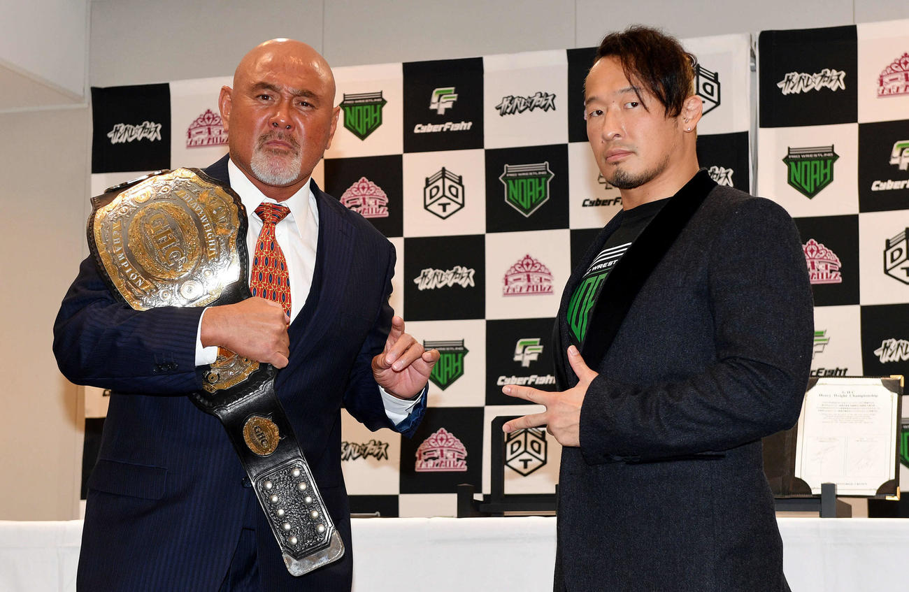 調印式を終えポーズを決める武藤敬司（左）と丸藤正道（撮影・滝沢徹郎）
