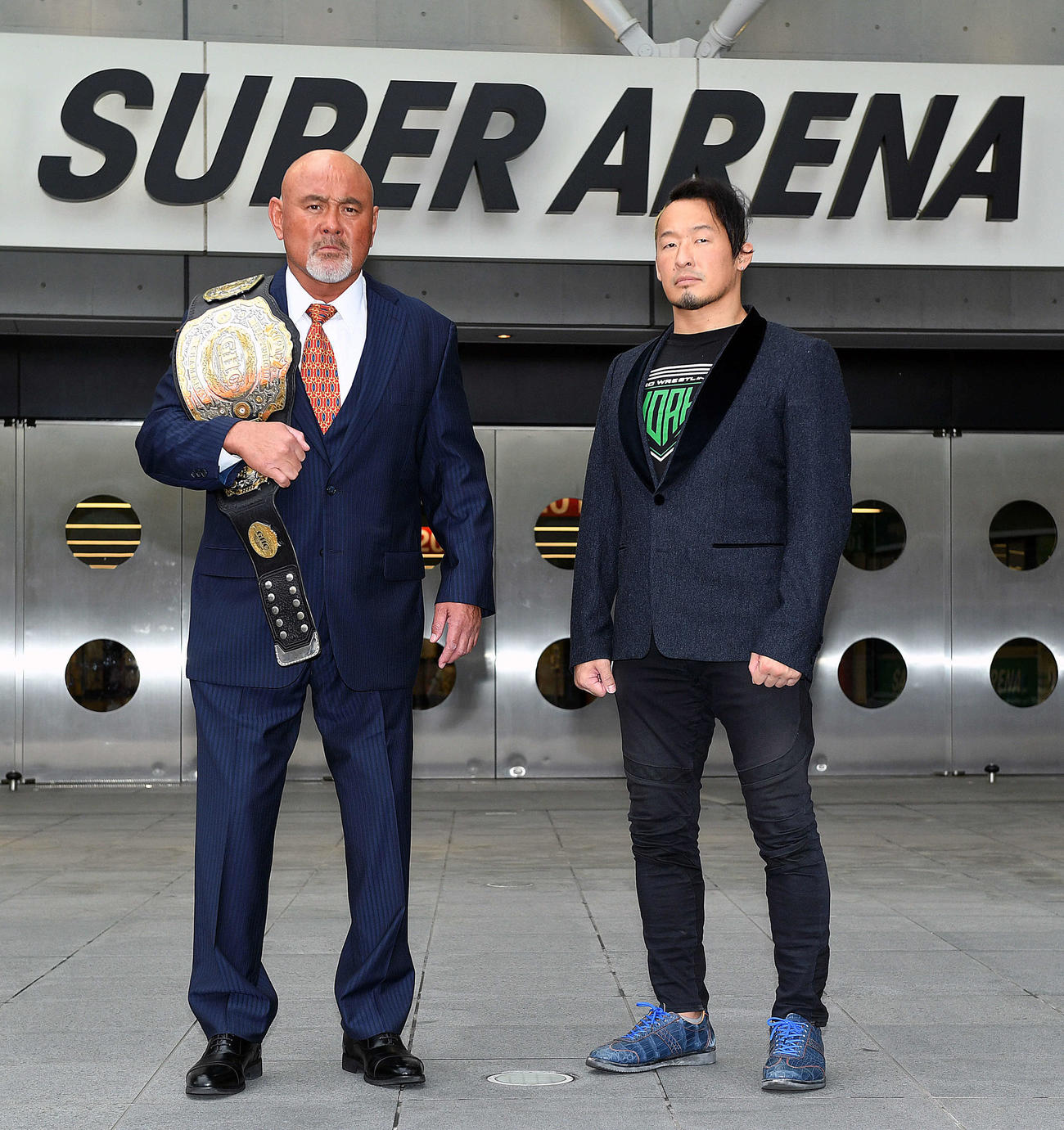さいたまスーパーアリーナの前でポーズを決める、武藤敬司（左）と丸藤正道（撮影・滝沢徹郎）
