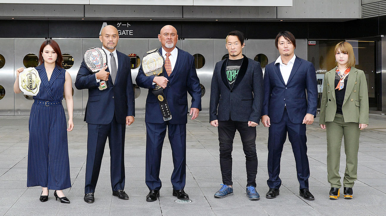 さいたまスーパーアリーナの前でポーズを決める、左から山下美優、秋山準、武藤敬司、丸藤正道、HARASHIMA、坂崎ユカ（撮影・滝沢徹郎）