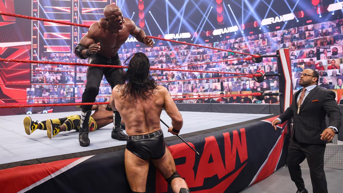 乱入してきたマッキンタイア（左下）に杖で攻撃されたWWEヘビー級王者ラシュリー。右下はMVP©2021 WWE, Inc. All Rights Reserved.