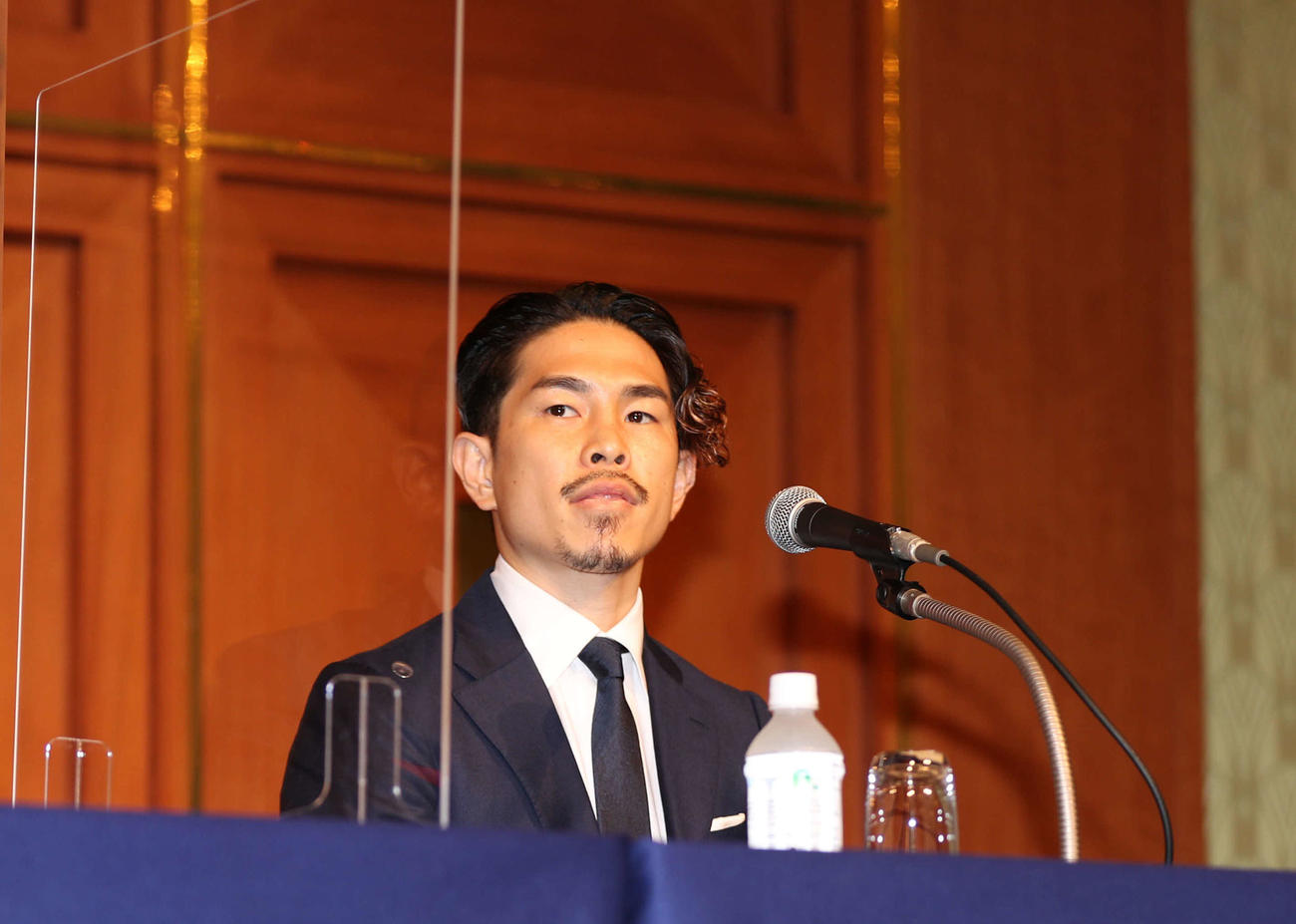 会見を行うWBO世界スーパーフライ級王者井岡一翔（撮影・関根直人）