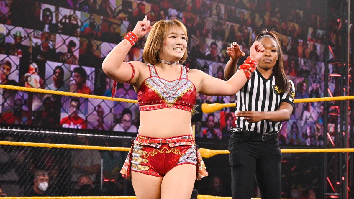 勝ち名乗りを受けたサレイ（左）（Ｃ）2021 WWE, Inc. All Rights Reserved.