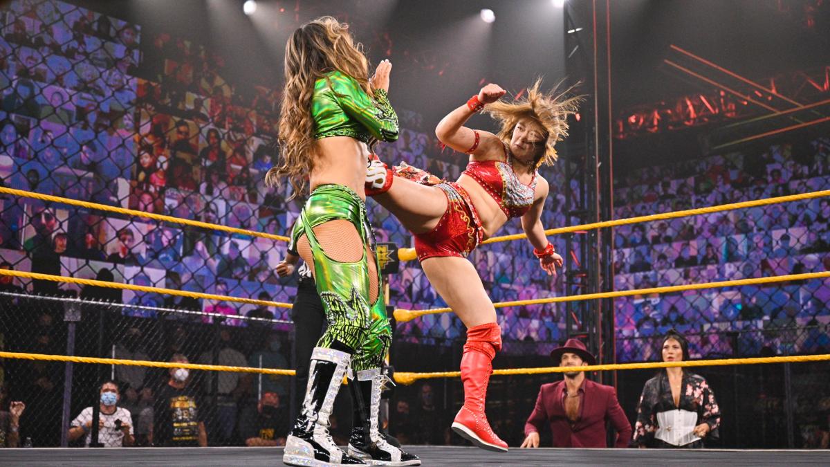 アリーヤ（左）にスピンキックを放ったサレイ（Ｃ）2021 WWE, Inc. All Rights Reserved.