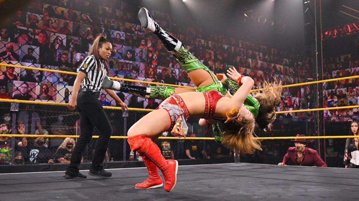 アリーヤ（上）を裏投げでマットにたたきつけたサレイ（Ｃ）2021 WWE, Inc. All Rights Reserved.
